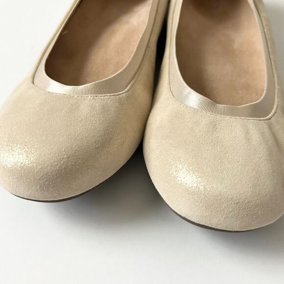 Vionic Anita Ballet Flat in Gold Suede Size 6.5 - Picture 3 of 7